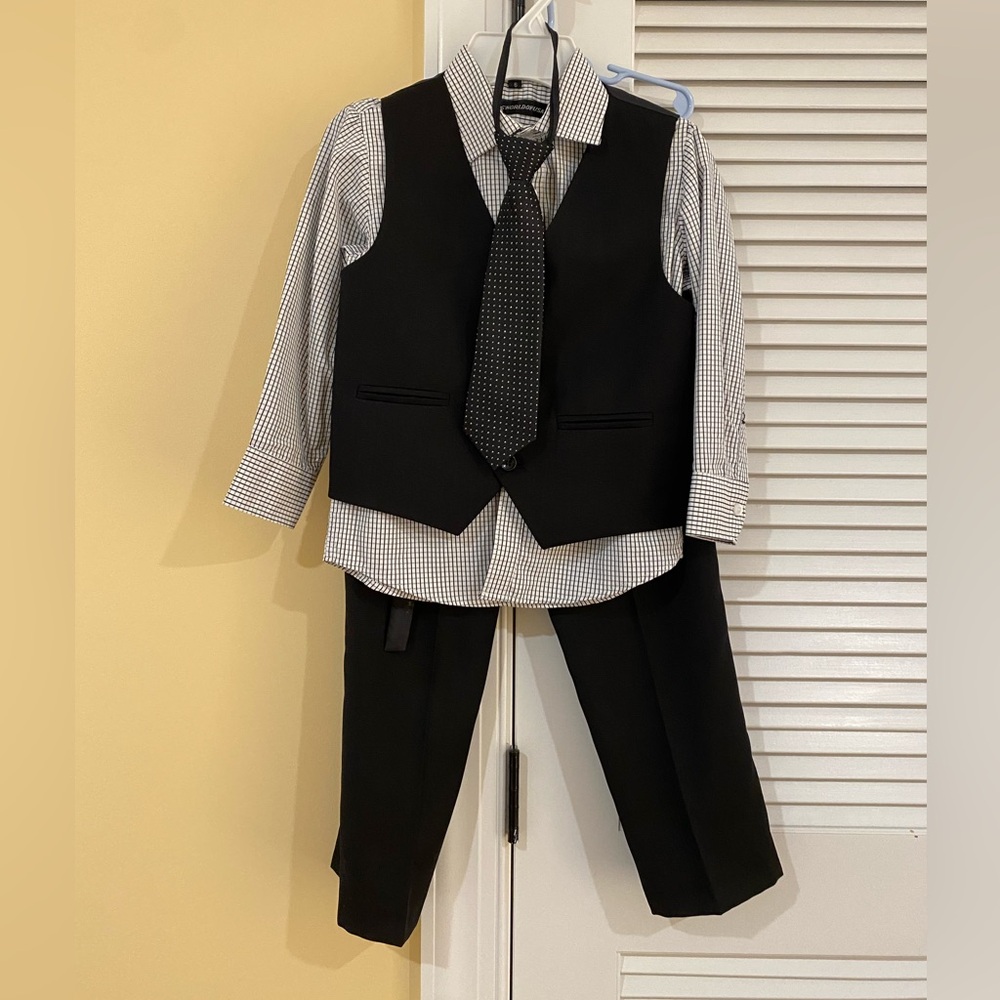 Boy's Kids World of USA 4-piece dress suit in size 5